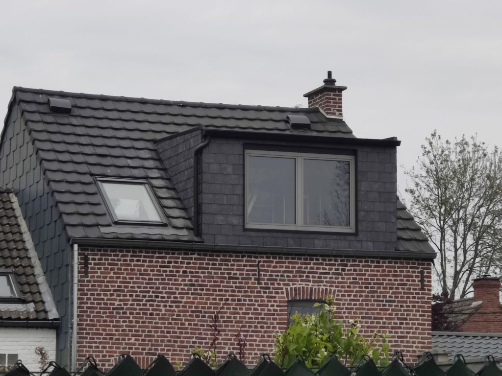maison en briques avec toiture inclinée