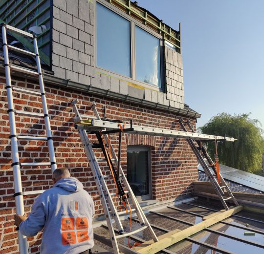 bb48 couvreurs réalisant des travaux de toiture